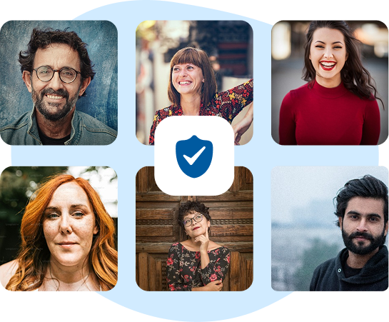 Un gruppo di clienti soddisfatti che fanno acquisti online.