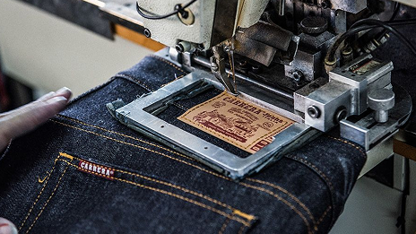 Il logo è ricamato sulla cintura di un paio di jeans Carrera scuri.