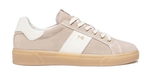 Sneaker bianca Nero Giardini, design pulito e suola chiara.